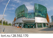 Торговый центр "Метрополис" у метро "Войковская". Москва, Россия, Ленинградский проспект 16А, строение 4 (2018 год). Редакционное фото, фотограф Наталья Николаева / Фотобанк Лори