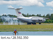 Ил-76МД (бортовой RF-78805) на посадке, аэродром Мигалово, Тверь (2018 год). Редакционное фото, фотограф Alexei Tavix / Фотобанк Лори