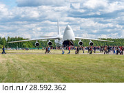 Очередь в самолет Ан-124 "Руслан", эродром Мигалово. Праздничные мероприятия, приуроченные к 75-летию со дня формирования 12-й гвардейской военно-транспортной авиационной Мгинской дивизии 196-го ВТАП (2018 год). Редакционное фото, фотограф Alexei Tavix / Фотобанк Лори