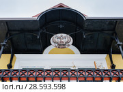 Кованный герб России на балконе дома кузнеца. Окружная аллея ВДНХ, проспект Мира, 119, строение 325. Москва (2017 год). Редакционное фото, фотограф Алёшина Оксана / Фотобанк Лори