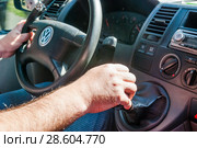 За рулем микроавтобуса Volkswagen (2010 год). Редакционное фото, фотограф Алёшина Оксана / Фотобанк Лори