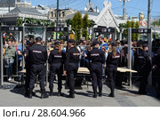 Проход через досмотровые рамки на Красную площадь Москвы (2018 год). Редакционное фото, фотограф Free Wind / Фотобанк Лори