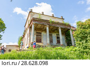 Терраса господского дома-дворца усадьбы графа С.А.Строганова. (18-19 века). Псковская область, Порховский район, пос.Волышово (2018 год). Редакционное фото, фотограф Сергей Васильев / Фотобанк Лори