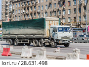 Фура на проспекте Мира. Москва (2012 год). Редакционное фото, фотограф Алёшина Оксана / Фотобанк Лори