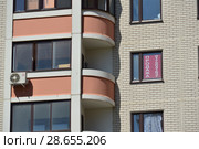 Объявление о продаже квартиры. Девятнадцати-двадцатитрёх-двадцатипятиэтажный четырёхподъездный панельный жилой дом серии 111М. Новое шоссе, 7, корпус 1. Микрорайон «Бутово Парк-2». Дрожжино. Ленинский район. Московская область (2016 год). Редакционное фото, фотограф lana1501 / Фотобанк Лори