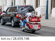 Российский футбольный болельщик на мотоцикле "Honda Gold Wing" едет по Варварке в дни проведения Чемпионата мира по футболу FIFA 2018 в России. Москва. Редакционное фото, фотограф Алёшина Оксана / Фотобанк Лори