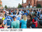 Футбольные болельщики сборной Аргентины и другие туристы на Красной площади. Чемпионат мира по футболу FIFA 2018 в России. Москва. Редакционное фото, фотограф Алёшина Оксана / Фотобанк Лори