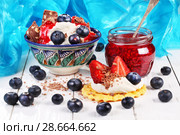 Сыр маскарпоне с клубникой и голубикой на белом деревянном столе. Стоковое фото, фотограф Марина Володько / Фотобанк Лори