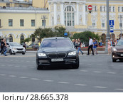 Черный автомобиль со спецсигналом едет по центру города. Улица Театральный проезд. Тверской район. Москва (2018 год). Редакционное фото, фотограф lana1501 / Фотобанк Лори