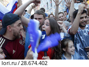 Журналистка первого канала среди ликующих людей после матча Россия-Испания (2018 год). Редакционное фото, фотограф Дмитрий Неумоин / Фотобанк Лори