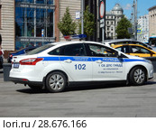 Патрульная машина 1 СБ ДПС ГИБДД на дороге. Театральный проезд. Тверской район. Город Москва (2018 год). Редакционное фото, фотограф lana1501 / Фотобанк Лори