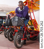 Nice driver of pedicab offering touristic tour. Стоковое фото, фотограф Яков Филимонов / Фотобанк Лори