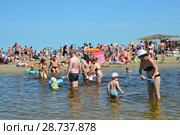 Россия, город Анапа. Родители с маленькими детьми на городском пляже в месте, где река Анапка впадает в Черное море (2017 год). Редакционное фото, фотограф Овчинникова Ирина / Фотобанк Лори