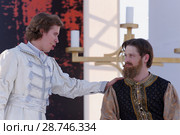 Солисты Мариинского театра Илья Селиванов (Лыков, слева) и Евгений Чернядьев (Собакин) в опере Н. А. Римского-Корсакова "Царская невеста" на Соборной площади Петропавловской крепости во время открытия VII Санкт-Петербурского международного фестиваля "Опера - всем" (2018 год). Редакционное фото, фотограф Stockphoto / Фотобанк Лори