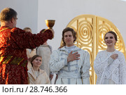 Солист Мариинского театра Илья Селиванов (Лыков, в центре) и солистка Санкт-Петербургского музыкального театра «Зазеркалье» Ольга Черемных (Марфа) в опере Н. А. Римского-Корсакова "Царская невеста" на Соборной площади Петропавловской крепости во время открытия VII Санкт-Петербурского международного фестиваля "Опера - всем" (2018 год). Редакционное фото, фотограф Stockphoto / Фотобанк Лори
