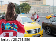 Хорваты в центре Москвы разговаривают с таксистом (2018 год). Редакционное фото, фотограф Дмитрий Неумоин / Фотобанк Лори