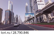 Day traffic on the Sheikh Zayed Road stock footage video (2018 год). Редакционное видео, видеограф Юлия Машкова / Фотобанк Лори