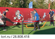 В Парке футбола на Красной площади в Москве футбольные фанаты играют в текбол. Чемпионат мира по футболу FIFA 2018, Россия. Редакционное фото, фотограф Наталья Николаева / Фотобанк Лори