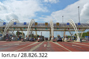 Пункт взимания платы на трассе М-4 "Дон", 133 км (2018 год). Редакционное фото, фотограф Александр Замараев / Фотобанк Лори