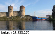 Грузовое судно "Baltic Sailor" проходит пролив Куусалми у крепости Олавинлинна. Савонлинна, Финляндия (2018 год). Редакционное видео, видеограф Виктор Карасев / Фотобанк Лори