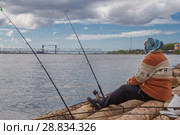 Рыбачка на бревнах. Стоковое фото, фотограф Яковлев Сергей / Фотобанк Лори