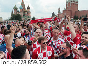 Хорваты поют песни на фоне собора Василия Блаженного в день финального футбольного матча Франция-Хорватия (2018 год). Редакционное фото, фотограф Дмитрий Неумоин / Фотобанк Лори