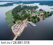 Россия, Тверская область, вид сверху на озеро Селигер и деревню Светлица (2018 год). Стоковое фото, фотограф glokaya_kuzdra / Фотобанк Лори