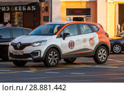 Московский каршеринг. Прокатный автомобиль движется по улице (2018 год). Редакционное фото, фотограф Сергей Неудахин / Фотобанк Лори