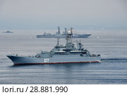 Владивосток, день ВМФ, парад кораблей. БДК-11 «Пересвет» большой десантный корабль проекта 775М. Бортовой номер 077 (2018 год). Редакционное фото, фотограф Овчинникова Ирина / Фотобанк Лори