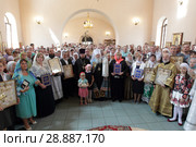 Общая фотография, митрополит Ювеналий и прихожане храма в день Великого освящения храма в городе Дедовск (2018 год). Редакционное фото, фотограф Дмитрий Неумоин / Фотобанк Лори