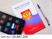 Конституция РФ и мобильное устройство с приложением важнейших нормативных актов. Стоковое фото, фотограф Oles Kolodyazhnyy / Фотобанк Лори