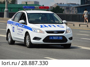 Патрульная машина ДПС ГИБДД на дороге. Крымский мост. Район Якиманка. Город Москва (2016 год). Редакционное фото, фотограф lana1501 / Фотобанк Лори