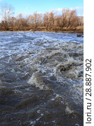 Буруны весенней воды в речке Бигиле текут в долину. Город Заводоуковск. Стоковое фото, фотограф Анатолий Матвейчук / Фотобанк Лори