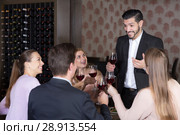 Adult man pronouncing toast in cozy restaurant. Стоковое фото, фотограф Яков Филимонов / Фотобанк Лори