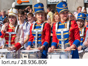 Барабанщицы на Невском проспекте в День города. Санкт-Петербург (2018 год). Редакционное фото, фотограф Александр Щепин / Фотобанк Лори