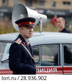 Реконструктор в советской форме офицера милиции у автомобиля "Москвич-401" на выставке старого транспорта. (2017 год). Редакционное фото, фотограф Free Wind / Фотобанк Лори