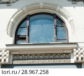 Особняк О. А. Листа (особняк Н. К. Кусеви́цкой и Л. Н. Ке́кушева). Глазовский переулок, 8. Элементы декоративного оформления здания. Москва (2018 год). Редакционное фото, фотограф E. O. / Фотобанк Лори
