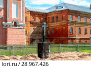 Поклонный крест с распятием и трапезный корпус. Вышневолоцкий православный женский монастырь Казанской иконы Божией Матери. Вышний Волочек, Тверская область (2018 год). Стоковое фото, фотограф Александр Щепин / Фотобанк Лори