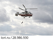 Спасатель десантируется с пожарно-спасательного вертолета Ка-32А МЧС России на аэродроме Мячково (2018 год). Редакционное фото, фотограф Free Wind / Фотобанк Лори