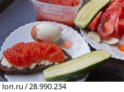 Россия, Мурманская область, Кашкаранцы на Белом море, Беломорская диета, икра, черный хлеб с маслом и овощами. Стоковое фото, фотограф Александр Циликин / Фотобанк Лори