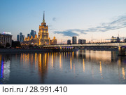 Москва.Вид на гостиницу «Рэдиссон Ройал, Москва» (ранее гостиница "Украина" (2018 год). Редакционное фото, фотограф Литвяк Игорь / Фотобанк Лори