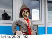 Скелет в костюме пирата на борту прогулочного теплохода. Великий Новгород (2018 год). Редакционное фото, фотограф Александр Щепин / Фотобанк Лори