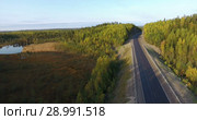 Полет вдоль лесной автомобильной трассы, проходящей в хвойном лесу, среди озер и болот. Карелия. Стоковое видео, видеограф Кекяляйнен Андрей / Фотобанк Лори