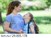 Мама с дочкой в парке, смотрят друг на друга. Стоковое фото, фотограф Кекяляйнен Андрей / Фотобанк Лори
