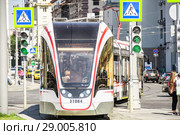 Трамвай 71-931М "Витязь-М" № 31084, маршрут № 9 пересекает Тверскую улицу (2018 год). Редакционное фото, фотограф Алёшина Оксана / Фотобанк Лори