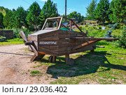 Территория дендропарка  Алтайское холмогорье. Фигура самолёта из дерева на детской площадке. Село Алтайское, Горный Алтай, Южная Сибирь (2018 год). Редакционное фото, фотограф Евгений Мухортов / Фотобанк Лори