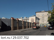 Москва, перспектива большой Харитоньевский переулок на дальнем плане Садовая-Черногрязская улица дом 5/9 (2018 год). Редакционное фото, фотограф Дмитрий Неумоин / Фотобанк Лори