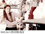 Housewife buying liquidiser. Стоковое фото, фотограф Яков Филимонов / Фотобанк Лори