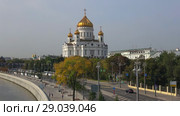 Вид на собор Христа Спасителя сентябрьским днем. Москва (2018 год). Стоковое видео, видеограф Виктор Карасев / Фотобанк Лори