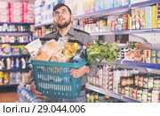 Tired man with heavy shopping basket. Стоковое фото, фотограф Яков Филимонов / Фотобанк Лори